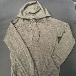 Merinoull Hoodie - Säljer denna riktigt feta merinoull hoodien från Bläck i storlek S. Perfekt inför sommarkvällarna när man bara vill ta på sig något lätt å stiligt.