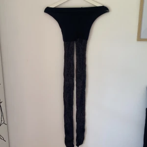 Svarta glittriga strumpbyxor - Snygga svarta strumpbyxor med massor av glittertrådar som ger en riktigt cool och glittrig effekt. Perfekta om du vill sticka ut lite extra. Tunt och stretchigt material som sitter skönt på benen.