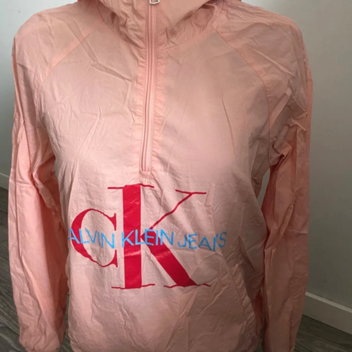 Ljusrosa vindjacka från Calvin Klein