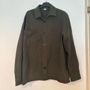 Arket jacka  - En simpel vår/sommar overshirt från arket, den kommer inte till användning så därför jag säljer den! Den är använd ish 3 gånger, den är som helt ny! Den är lite ljusare i verkligheten - perfekt till sena sommarkvällar! 