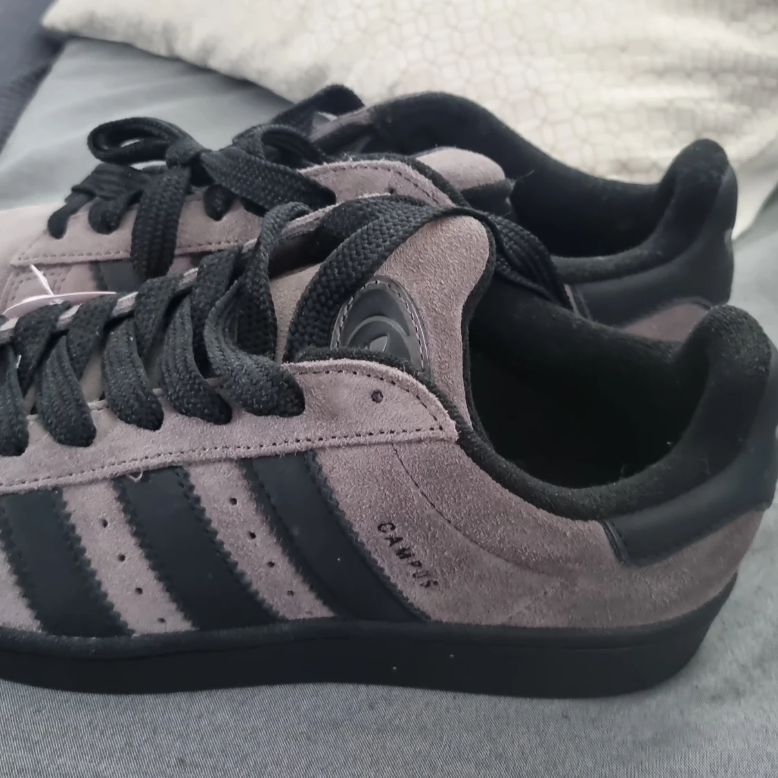 Adidas Campus sneakers i grå mocka - 1