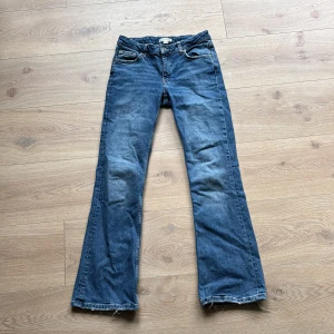 Blå bootcut jeans  - Snygga blå jeans med bootcut passform. Klassisk femficksmodell med låg midja. 