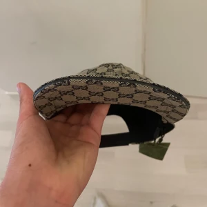 Gucci keps navy blue  - 10/10 skick, helt ny & oanvänd. Medföljer etiketter som finns kvar på kepsen, inga byten eller skambud. Storlek S (57 cm)