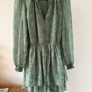 Grön volangklänning  - Grön volangklänning, endast testad!