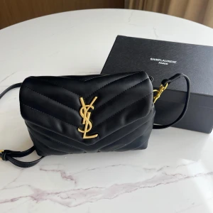 Svart YSL väska - Superfin svart YSL väska med gulddetaljer, box ingår 💕