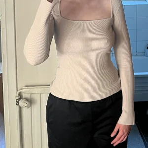 Vit ribbad långärmad topp - Off white ribbad långärmad topp med fyrkantig urringning. Sitter figurnära! Stretchigt mjukt tyg! Passar S / M