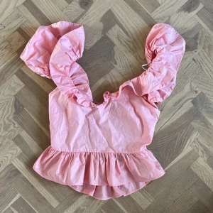 Topp - Så fin rosa och trendig topp ifrån hm! Har dock ett litet hål vid amen som är inifrån. Men går säkert jättebra att laga💖