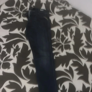 Replay Anbass jeans slim fit - Snygga blå Replay Anbass jeans säljes helt nya oanvända pris kan diskuteras och tar emot byten!!! Priset är ej hugget i sten vid snabb affär går ja ner i pris:)