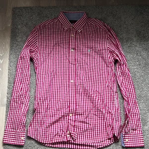 Röd rutig skjorta från Morris - Denna skjorta är i riktigt fint skick, inga defekter! 🤩Storleken är M och är true to size  . Färgen är röd/vitrutig med en grön logga vilket gör den unik, perfekt för en mer unik skjorta! 🙌 Nypris är 1000+ vilket gör 249 ett väldigt bra pris! Tveka inte att höra av er för funderingar eller bud!