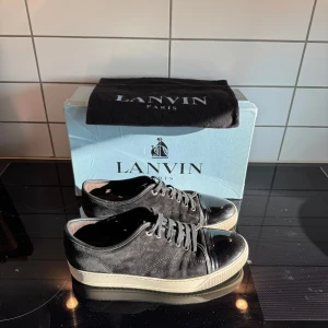 Lanvin Cap Toe - Säljer dessa extremt snygga och trendiga lanvins med glans i storlek uk9. Skick 10/10, nypris 4999:- + mitt pris 2699:- Box och dustbag medföljer. Priset kan diskuteras vid snabb affär. Vh LindhResell