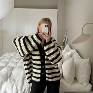 Zara oversize boxig stickad  - Goosigaste oversize stickade koftan från Zara! Rejält tyg och härlig volym, men mjuk och gosig, perfekt! Storlek S Kommer inte sälja för billigare pris så tar inte emot några prisförslag. Finns kvar om ej markerad såld. 