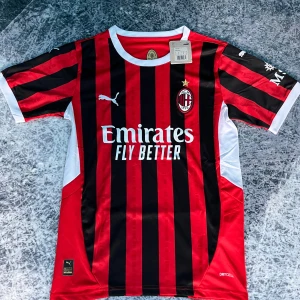 Ac Milan tröja - Ny och oanvänd. Lätt, bekväm och snygg passform för varma dagar. Storlek S.
