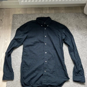 Mörkblå skjorta från Ralph Lauren - Denna skjorta är i väldigt fint skick, inga defekter! 🙌Storleken är S och är true to size. Färgen är mörkblå och grön med en rutig design, riktigt snyggt! 🤩Nypris är 1000+ vilket gör 299 till ett väldigt bra pris! Tveka inte att höra av er för funderingar eller bud! 
