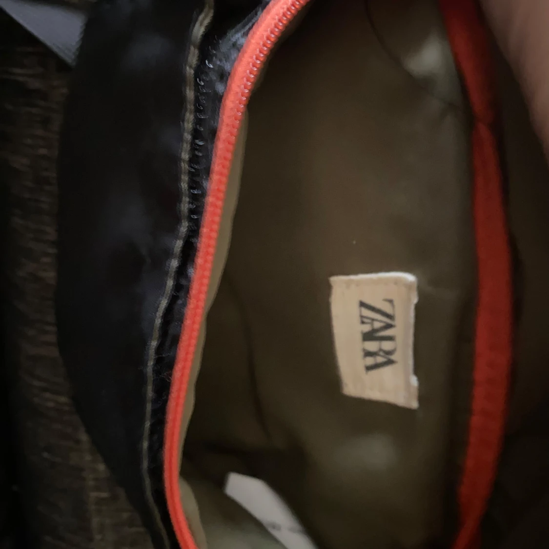 Svart magväska från ZARA med röd dragkedja - 1