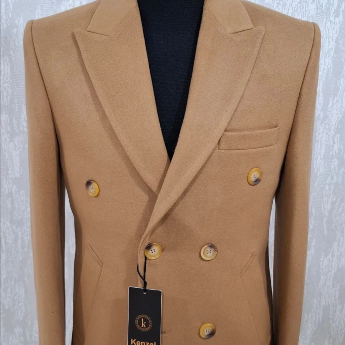 Grön kostym med väst och orange accessoarer från Kenzal - 2