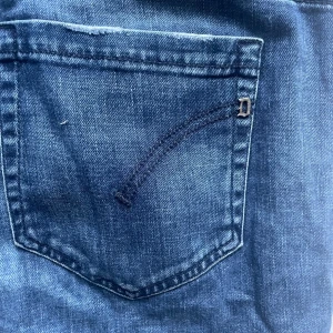 Dondup jeans - Säljer dessa dondup jeans då dem är för stora! | Väldigt fint skick utan defekter. | Nypriset ligger på 6000 kr. | Storlek 34. | Släng iväg en signal vid funderingar så svarar jag snabbt. |