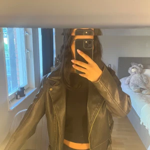 Brun jacka - Mörk brun biker jacka från Nelly i storlek S, ej använd 