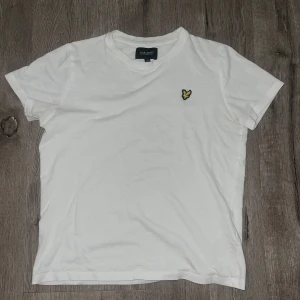 Vit T-shirt, lyle Scott - Vit lyle Scott t-shirt för junior i åldern 9-10. Bra skick och inga synliga fläckar.