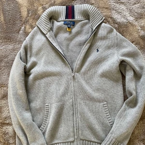 POLO RALPH LAUREN ZIP - Säljer nu min feta Polo Ralph Lauren Zip | Skick 9/10⭐️✅ | Passar dig mellan 175-180 | Storlek 18/20y alltså stl M⭐️ |Hör av dig om du har några frågor👍