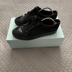 Svarta Lanvins - Feta lanvins i UK 8 dom är i bra sick förutom en liten defekt där fram men märks inte av vid användning.Pris går att diskuteras! Box ingår inte!