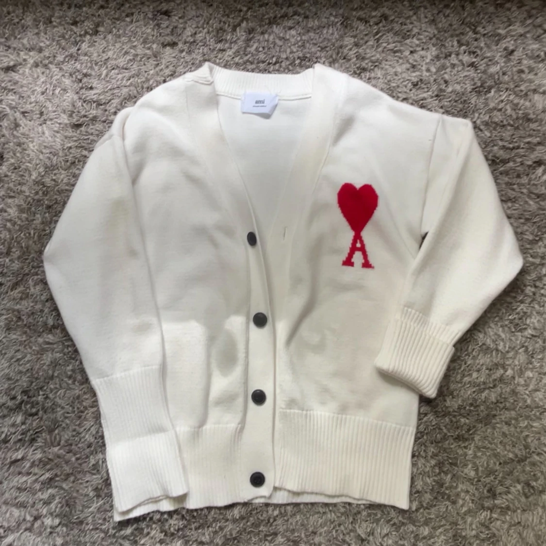 Vit kofta från Ami Paris med rött hjärta