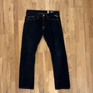 Replay jeans mörkblå  - Säljer dessa riktigt snygga jeans ifrån replay i topp skick⭐️ storleken är 33/33 och färgen är mörkblå🙌 bara att höra av sig vid minsta fråga eller fundering😊