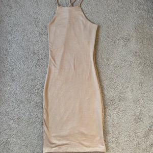 Beige klänning från Gina Tricot  - Beige klänning från Gina Tricot i storlek XS. Endast använd en gång, som ny. Perfekt till sommaren ❤️