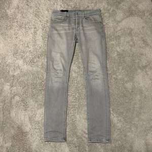 Dondup George jeans - Dondup George jeans, storlek 31. Modell George. Skick 10/10. Nypris 3699kr. Vårt pris endast 1099kr.☺️