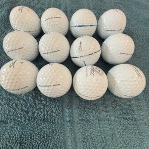 Titleist Pro V1 Golfbollar (12-pack) - Ett 12-pack Titleist Pro V1 golfbollar – perfekt för dig som vill ta ditt golfspel till nästa nivå. Bollarna är i bra skick och redo för nya rundor på banan. Passar både nybörjare och erfarna golfare som vill ha kvalitet och känsla i varje slag.