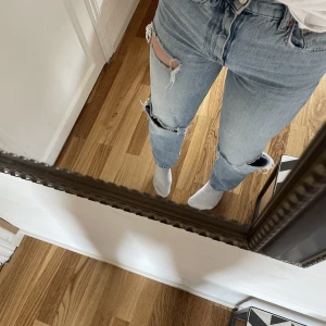 Blåa jeans med hål - Säljer dessa jeans då jag ej använder dom pga för stora för mig. Inte mina bilder. Beställda härifrån innan🌸 (är 161)