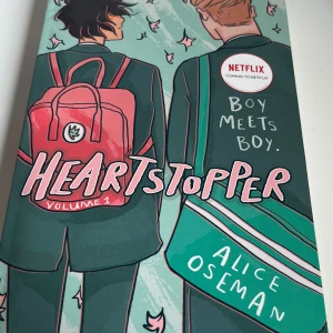 Heartstopper Volume 1 på engelska - På engelska, läst 1 gång och sen bara stått i bokhylla. Säljer pågrund av tappat intresse. Tror jag köpte den för antingen 119 eller 189