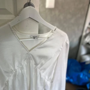 Vit blus💕 - Vit blus från Aware, använd enstaka gånger och är i satin liknande material 💕