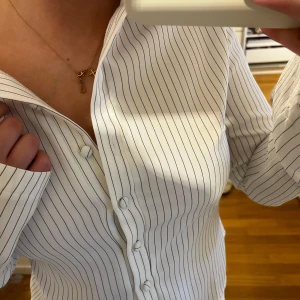 Randig skjorta - Fin figursydd randig skjorta, köpt på marknad, står inget märke. Inga defekter🤍