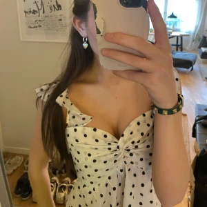 Vit prickig blus med volangärmar - Supersöt vit blus med svarta prickar och volangärmar💕