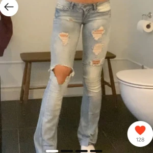 Low waist Slitna jeans från only - Säljer nu mina sjukt snygga jeans från only, de är väldigt low waist med slitningar, ny pris 1200💗 säljer de då de inte kommer till användning längre