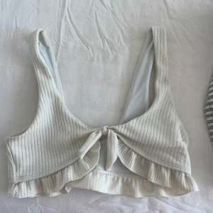 Vit bikini topp från shein i strl S - Söt bikini topp från shein i strl S