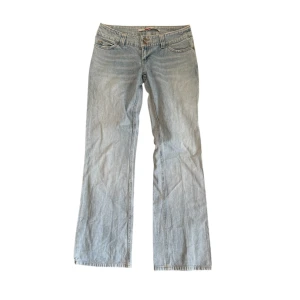 Lågmidjade ljusblå jeans  - Säljer dessa Lågmidjade jeans från only då det är för små för mig. Inget synligt slitage. Mått; midjemått: 38 cm, innerbenslängd: 79 cm, ytterbenslängd: 97 cm. Fler bilder eller frågor? Skicka dm