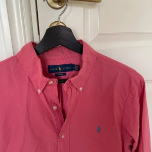 Rosa skjorta - Ralph Lauren - Rosa skjorta från Ralph Lauren. Storlek: M, slim fit. Skick: 9/10. Nypris: 1500kr. Kontakta oss för fler bilder eller info!🤗