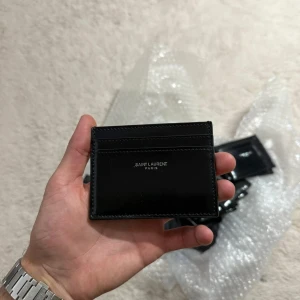 Saint Laurent Cardholder - Säljer nu en YSL plånbok || Condition 10/10, HELT NY || Perfekta plånboken inför sommaren, väldigt stilren || PM vid intresse 😁