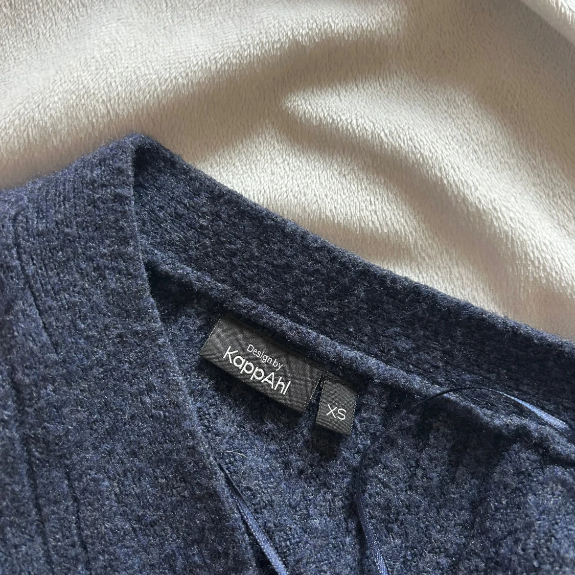 Mörkblå ribbad kofta från KappAhl