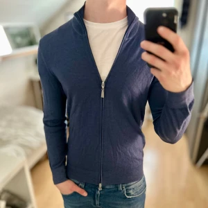 Rose & Born fullzip - Myckey fint skick, inga defekter! Nypris ca 5000kr. 100% Lana vergile. Mycket skön och snygg passform. Storlek 50/M. Skriv för mer information🤝