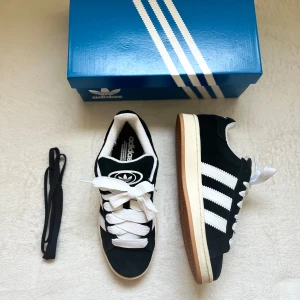 Adidas Campus - Hej säljer mina jätte fina adidas campus eftersom dom kom inte till användning.  Storlek 40 extremt fint skick har använts 2-3 gånger Inga defekter. Kommer med extra svarta sko skosnören. Köptes på Zalando för 1400kr har kvitto. Om ni har frågor skriv gärna till mig. Kan sänka pris vid snabb affär☺️