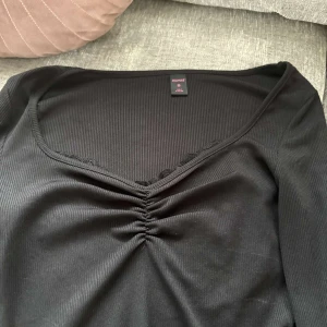 Svart ribbad topp från Romwe - Säljer en svart långärmad topp från Romwe. Säljer då den inte passar längre💕