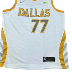Dallas Mavericks basketlinne Luka Dončić #77 - Snyggt vitt basketlinne från Nike med gula detaljer och texten DALLAS på bröstet. Nummer 77 och Dončić på ryggen. Perfekt för basketfans som vill sticka ut med en officiell NBA-tröja.