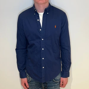 Ralph lauren skjorta - Ralph lauren skjorta | Skick: 9/10 | M |Fraktar via postnord eller instabox på köparens bekostnad | Hör av dig vid minsta fråga eller fundering! 