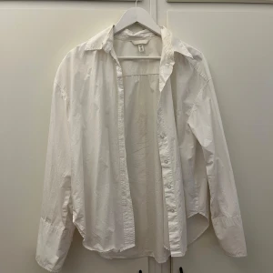 Skjorta  - Vit skjorta ifrån H&M i storlek M. Super skön och passar till allt!!💞