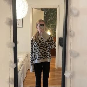 Stickad leopardmönstrad tröja - En sååå fin slutsåld stickad leopardmönstrad tröja från H&M! Den är i storlek s men är mer som en xs! Skriv för frågor!💕💕