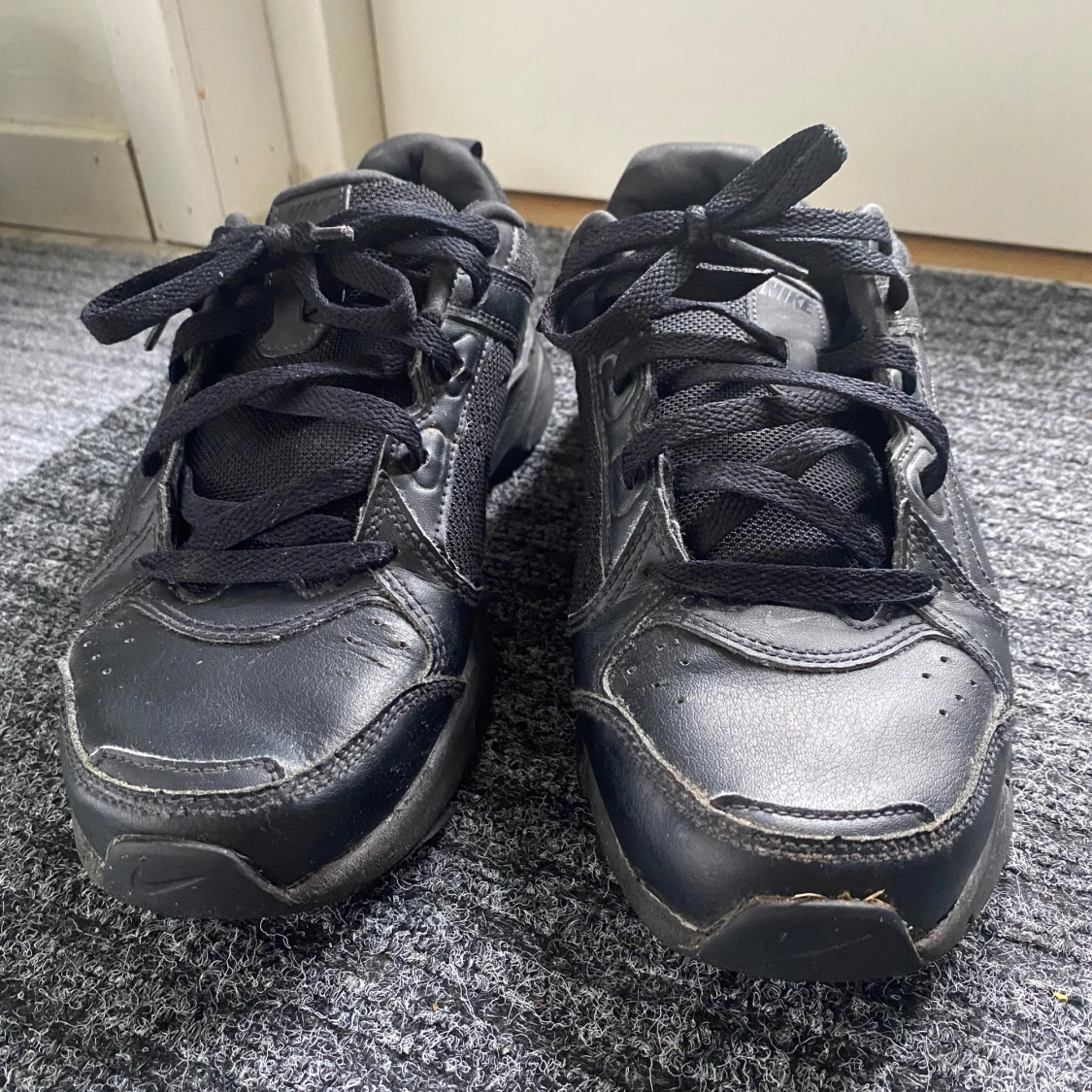 Svarta Nike sneakers med snörning - 3