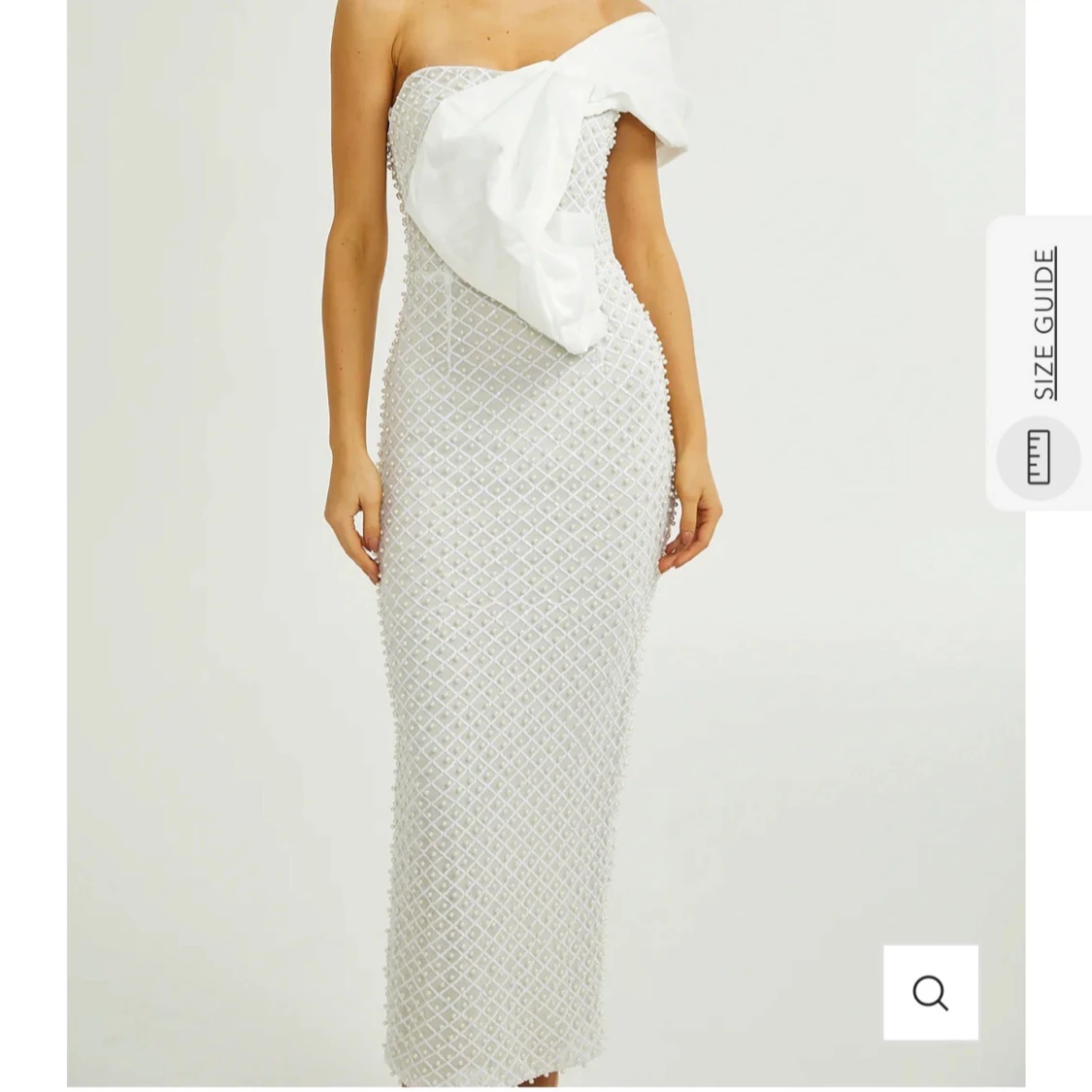 Vit axelbandslös långklänning med stor rosett