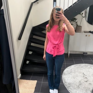 Rosa ärmlös topp med knyt från Diane von Furstenberg - Säljer en snygg rosa ärmlös topp från Diane von Furstenberg. Toppen har rund halsringning och ett dekorativt knyt i midjan som ger en fin siluett. Nypris 4000kr